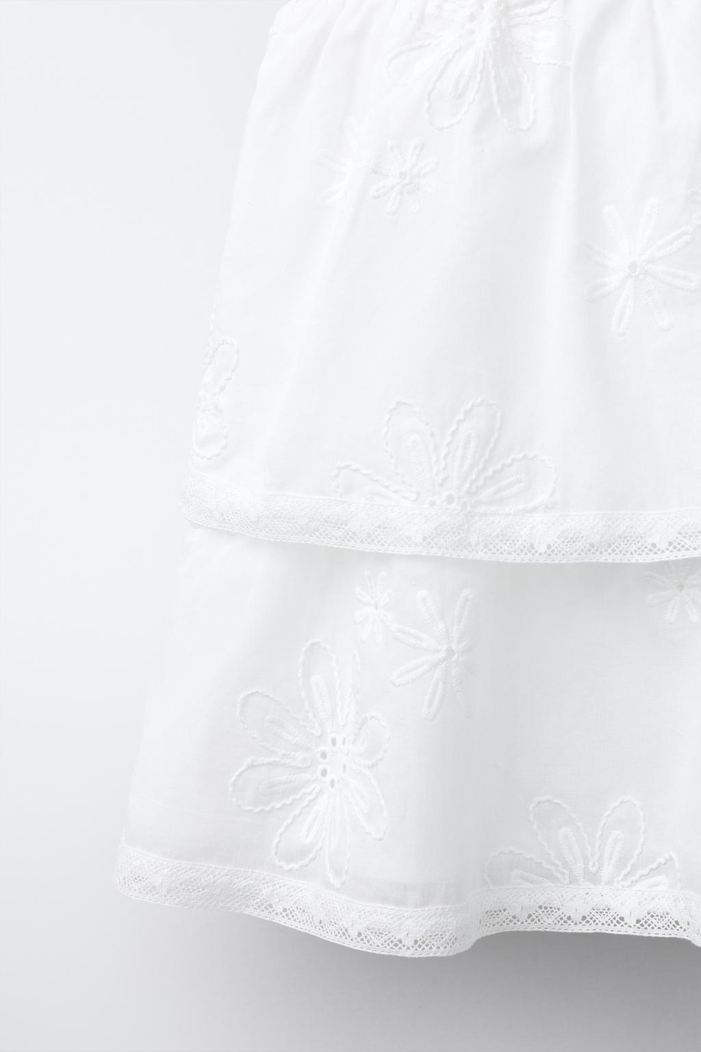 ПЛАТЬЕ С ВОЛАНАМИ И ВЫШИВКОЙ ЦВЕТОВ