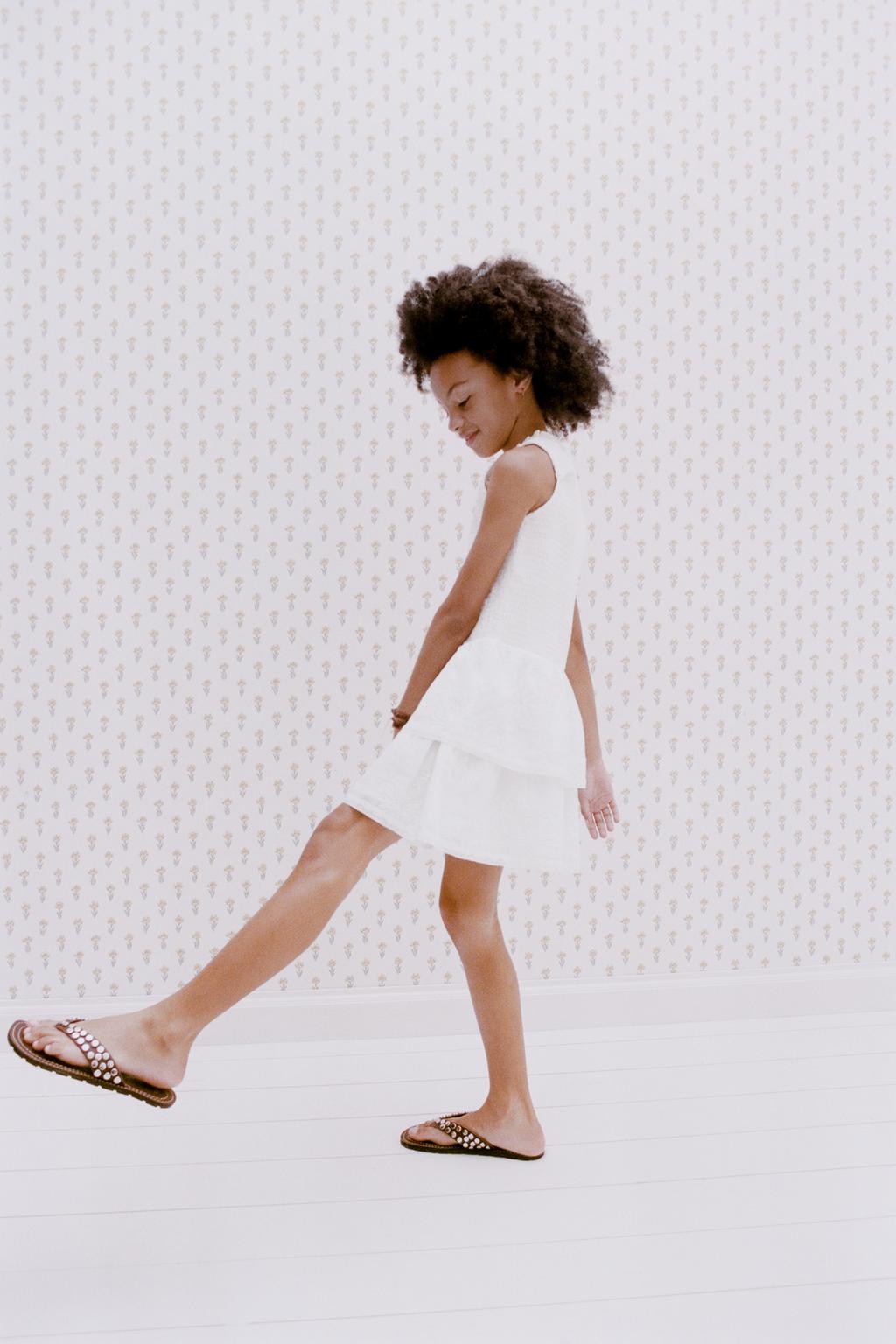 ПЛАТЬЕ С ВОЛАНАМИ И ВЫШИВКОЙ ЦВЕТОВ