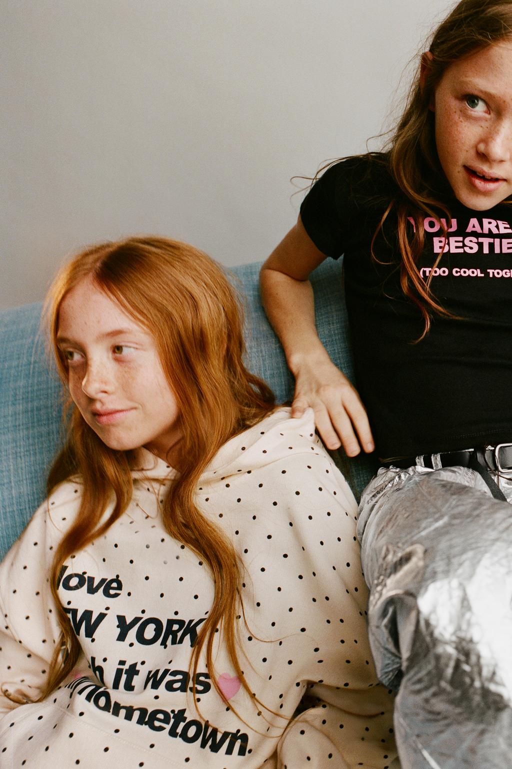 ХУДИ В ГОРОШЕК С НАДПИСЬЮ