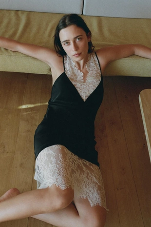 Атласное платье с контрастным кружевом- Заказать в России