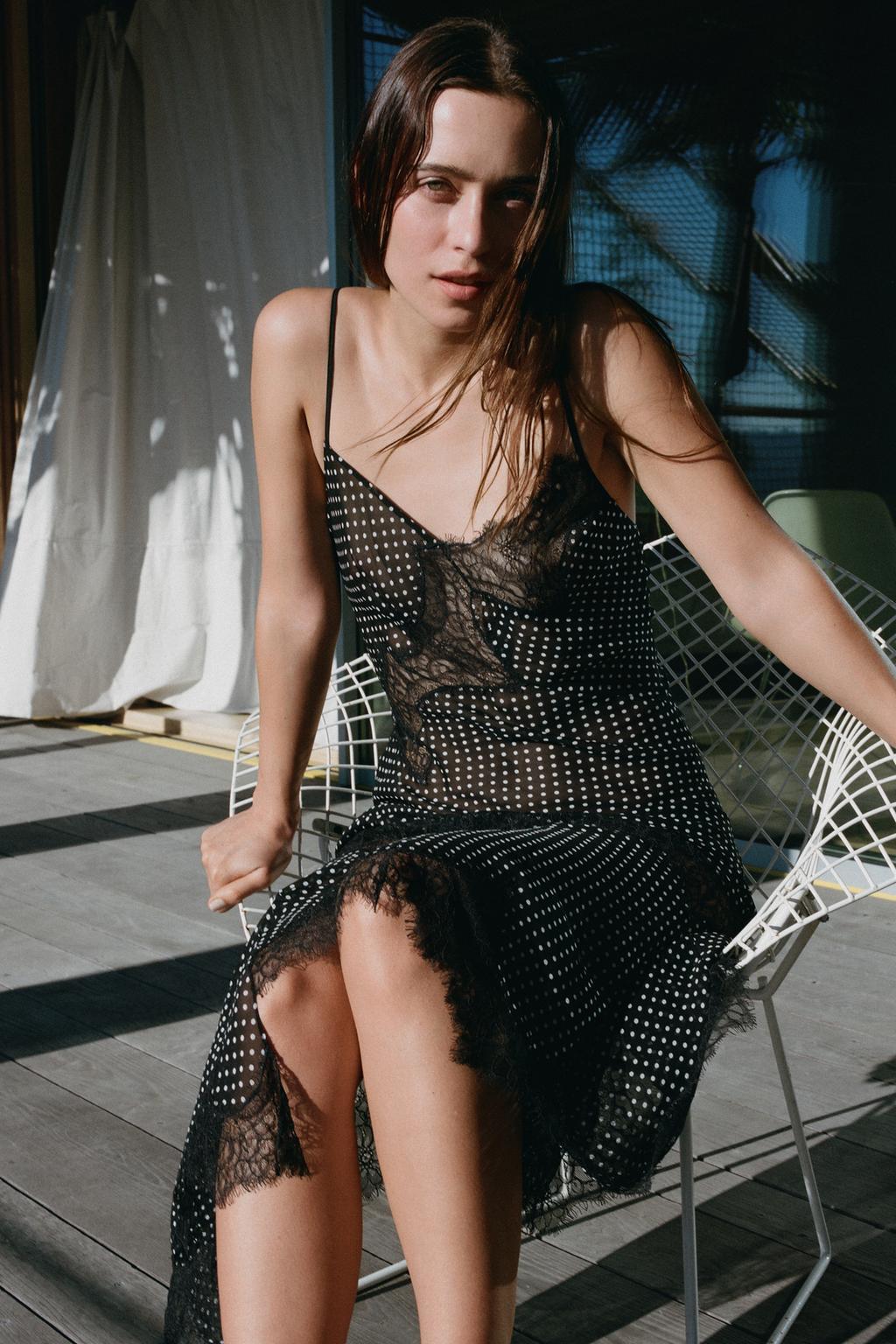 ПЛАТЬЕ МИДИ С ПРИНТОМ В ГОРОШЕК И КРУЖЕВОМ