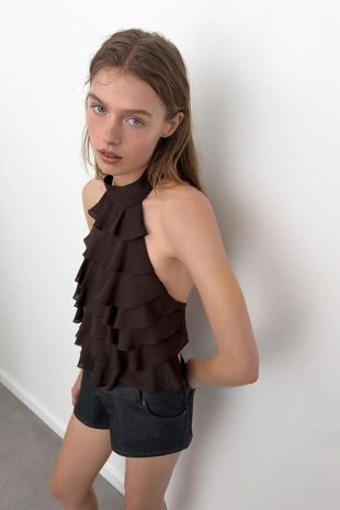 Топ из жоржета с горловиной халтер