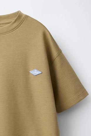 Футболка из ткани оттоман с нашивкой- Заказать в России