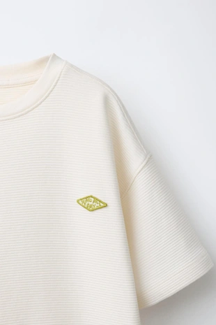 Футболка из ткани оттоман с нашивкой- Заказать в России