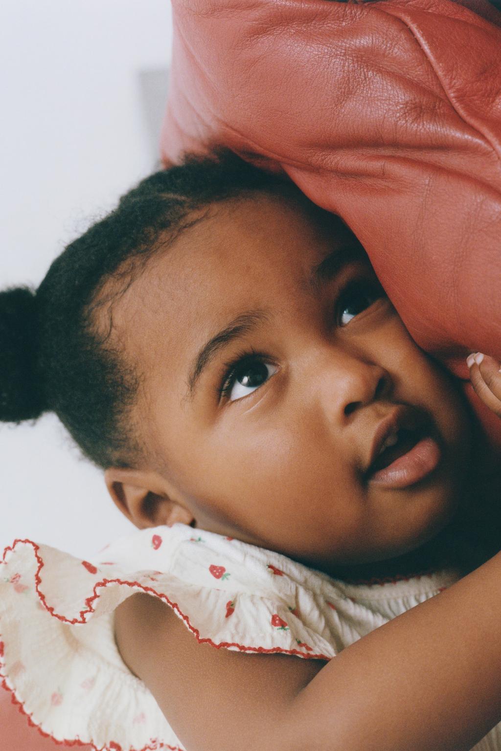 ФУТБОЛКА С ПРИНТОМ КЛУБНИКИ