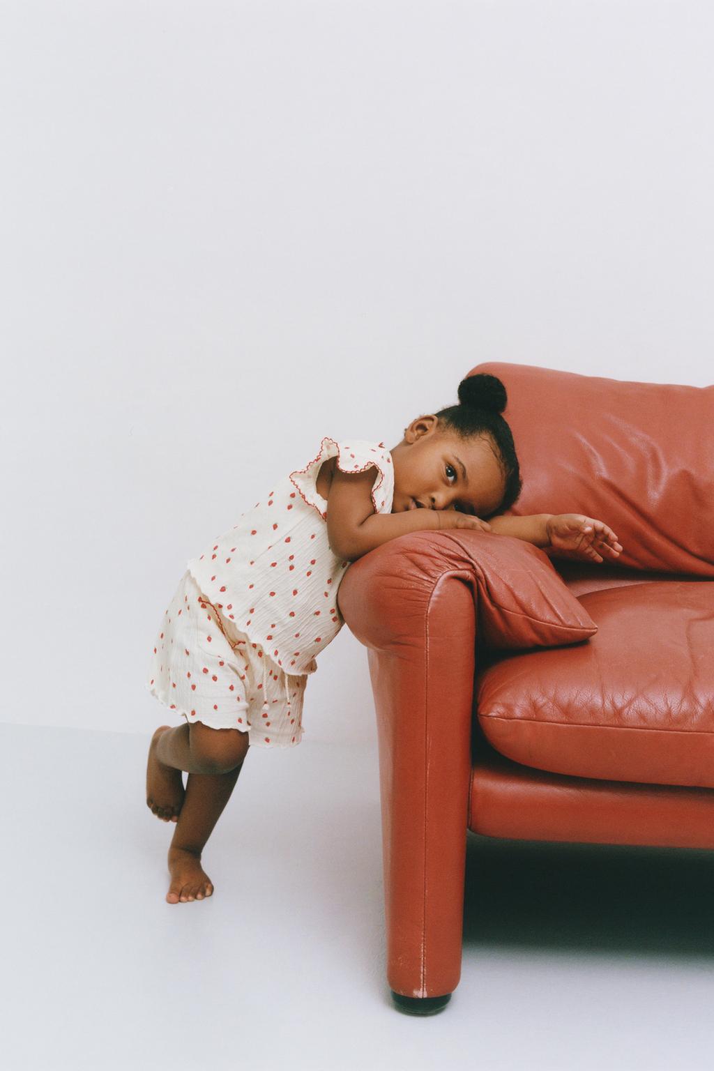 ФУТБОЛКА С ПРИНТОМ КЛУБНИКИ