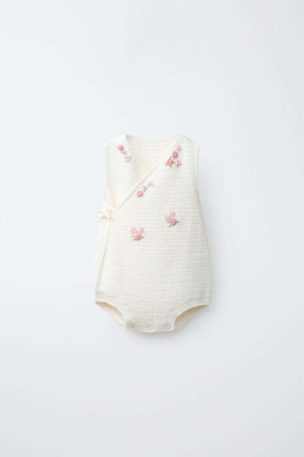 ВЯЗАНЫЙ КОМБИНЕЗОН С ЦВЕТОЧНОЙ ВЫШИВКОЙ