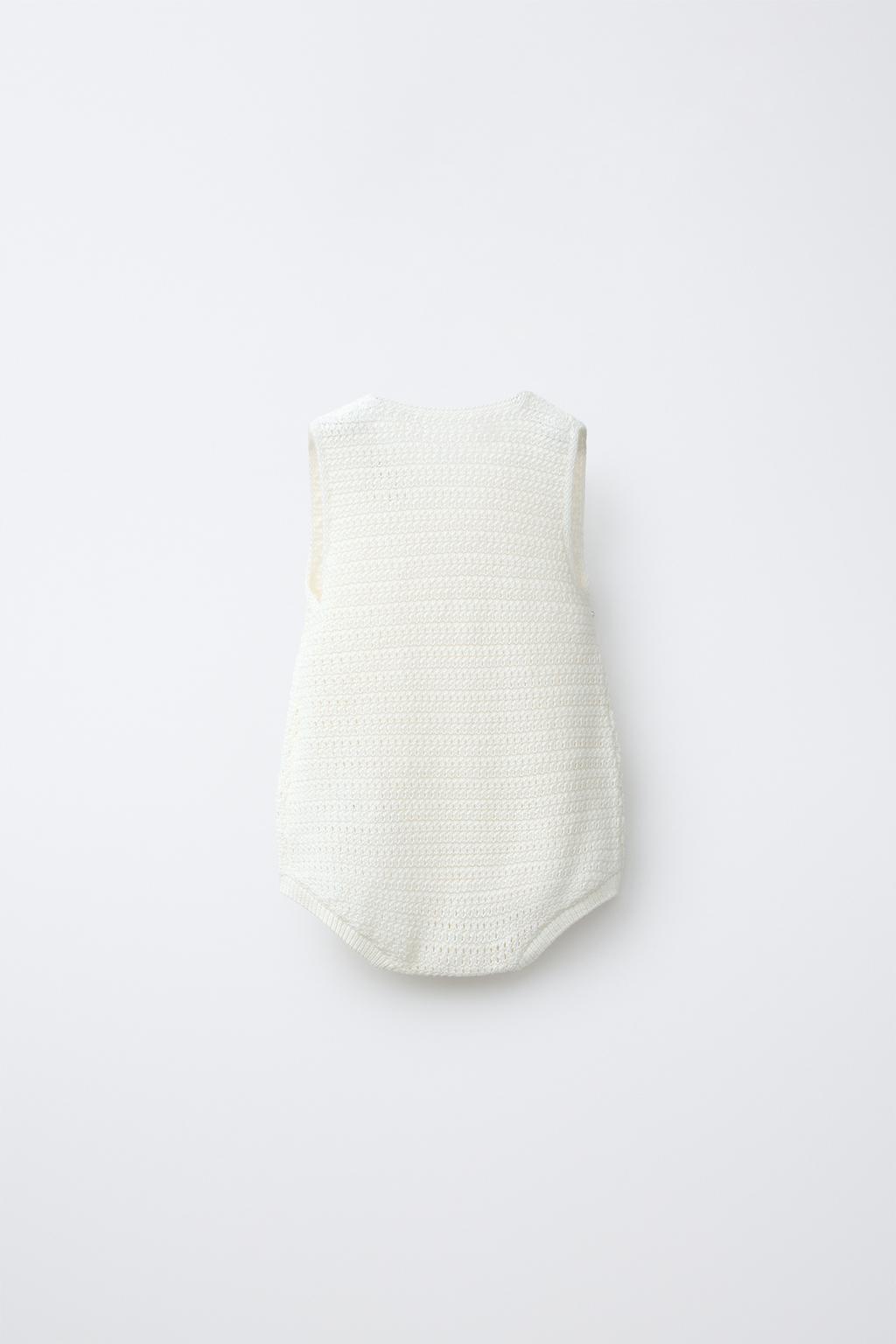 ВЯЗАНЫЙ КОМБИНЕЗОН С ЦВЕТОЧНОЙ ВЫШИВКОЙ