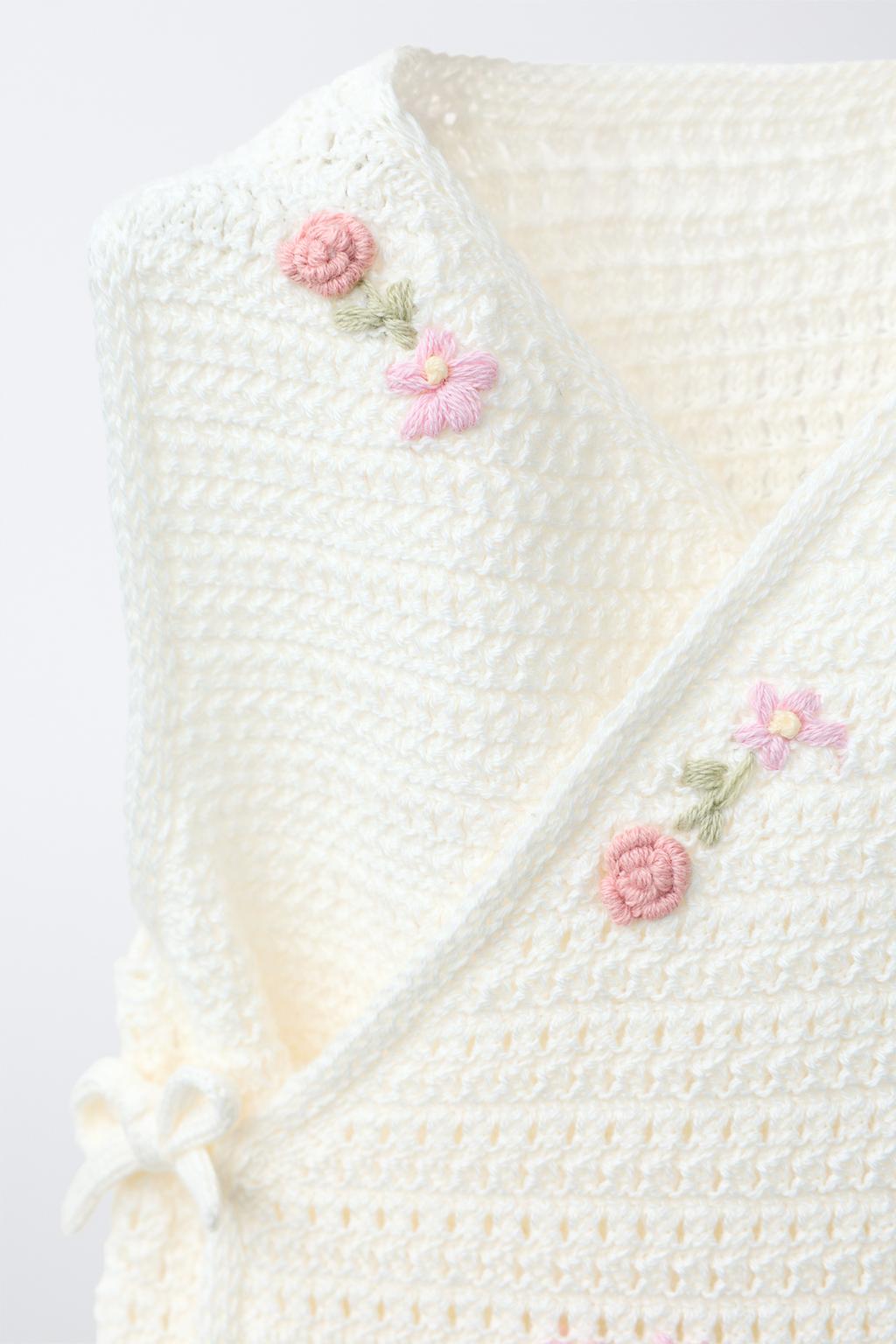 ВЯЗАНЫЙ КОМБИНЕЗОН С ЦВЕТОЧНОЙ ВЫШИВКОЙ