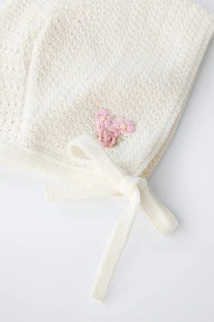 Чепчик с вышивкой цветка- Заказать в России