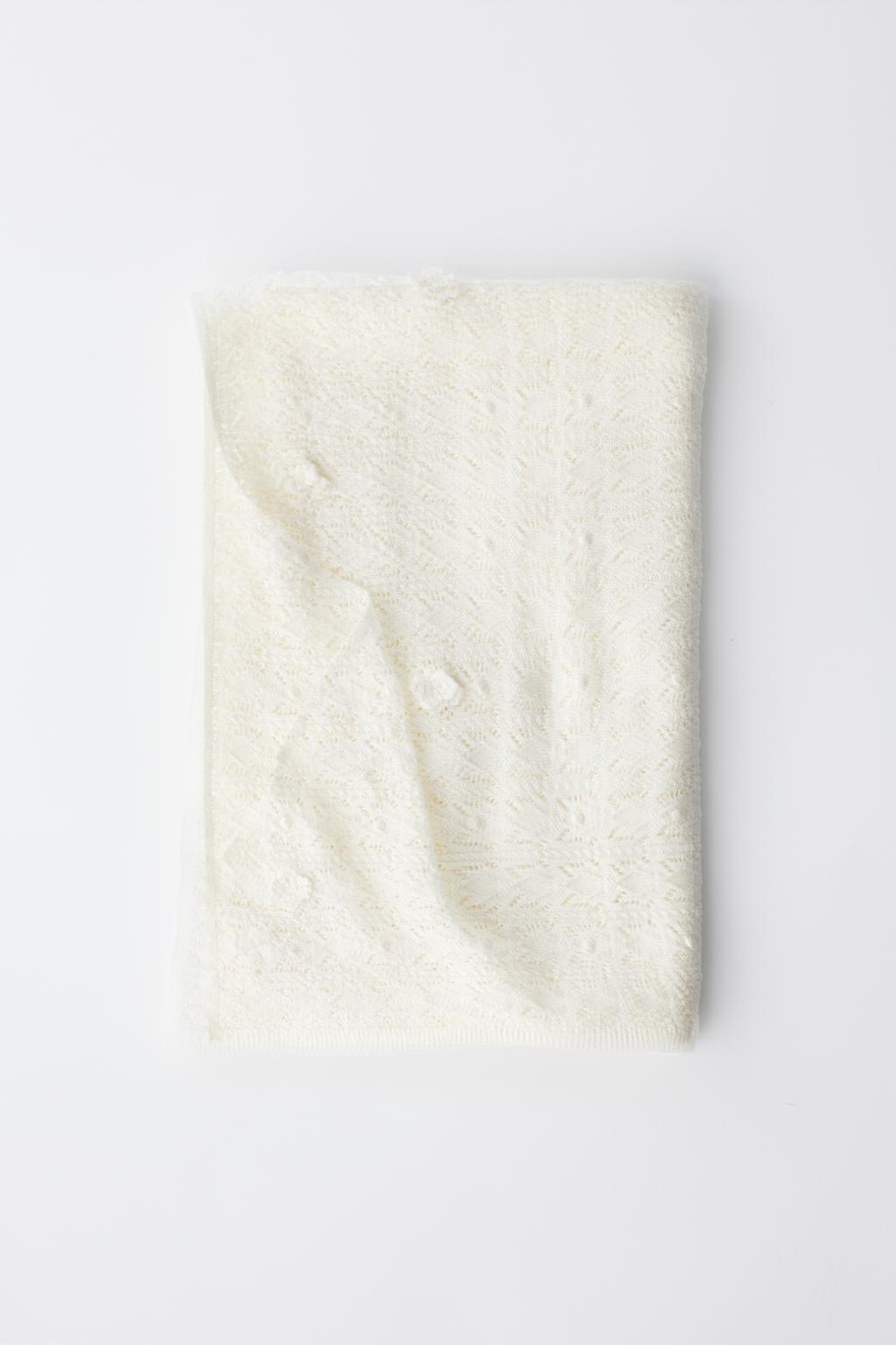 ВЯЗАНЫЙ ПЛЕД С 3D ЦВЕТАМИ