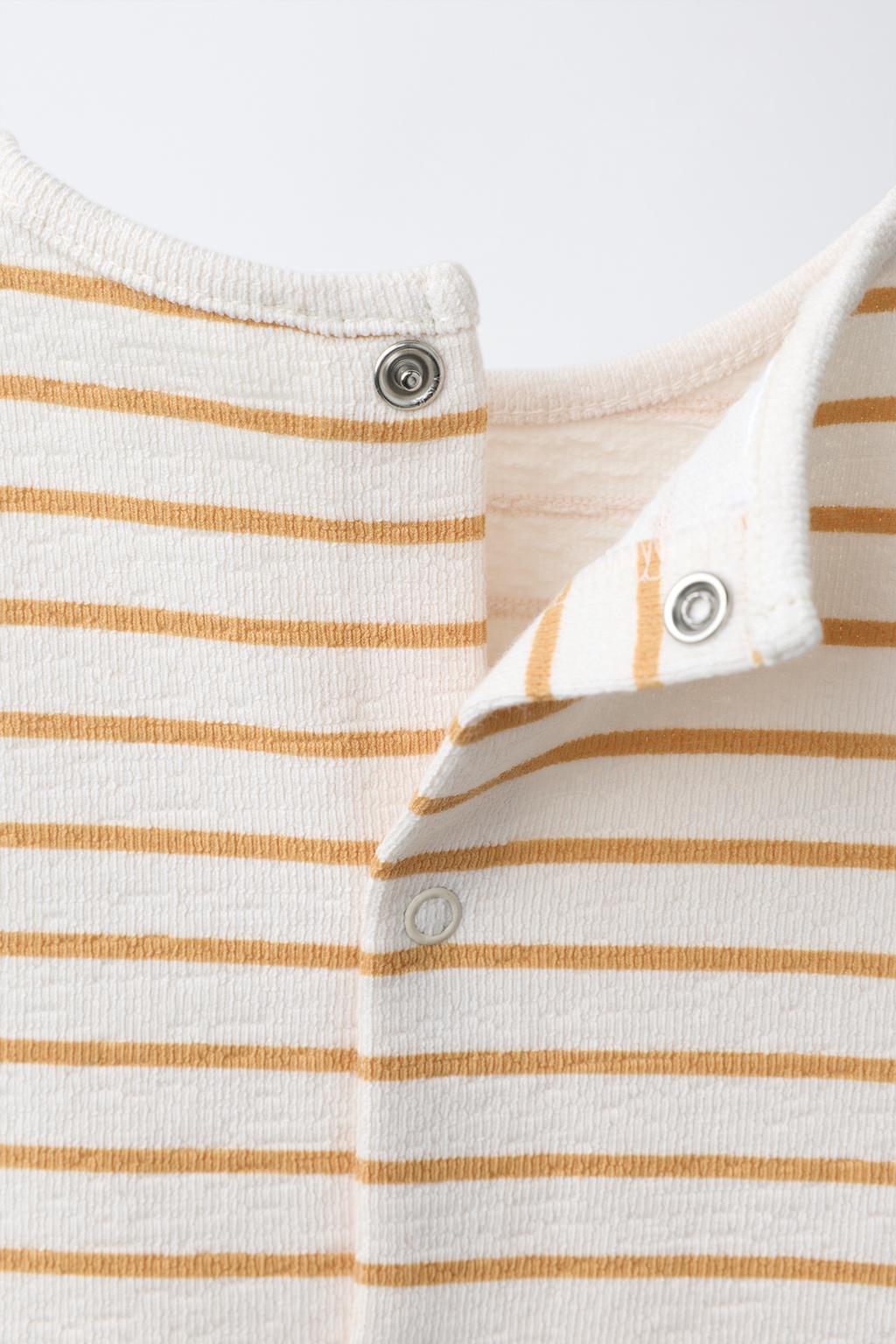 КОМПЛЕКТ ИЗ ФУТБОЛКИ И БРЮК В ПОЛОСКУ С ВЫШИТЫМ ЗАЙЧИКОМ