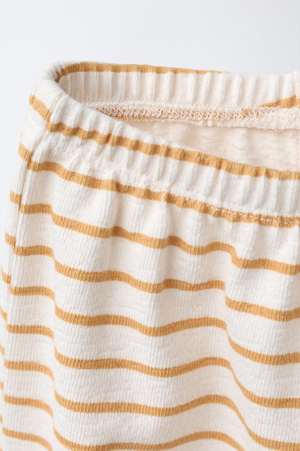 КОМПЛЕКТ ИЗ ФУТБОЛКИ И БРЮК В ПОЛОСКУ С ВЫШИТЫМ ЗАЙЧИКОМ