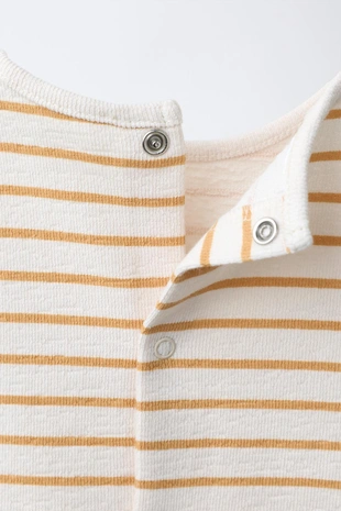 Комплект из футболки и брюк в полоску с вышитым зайчиком- Заказать в России