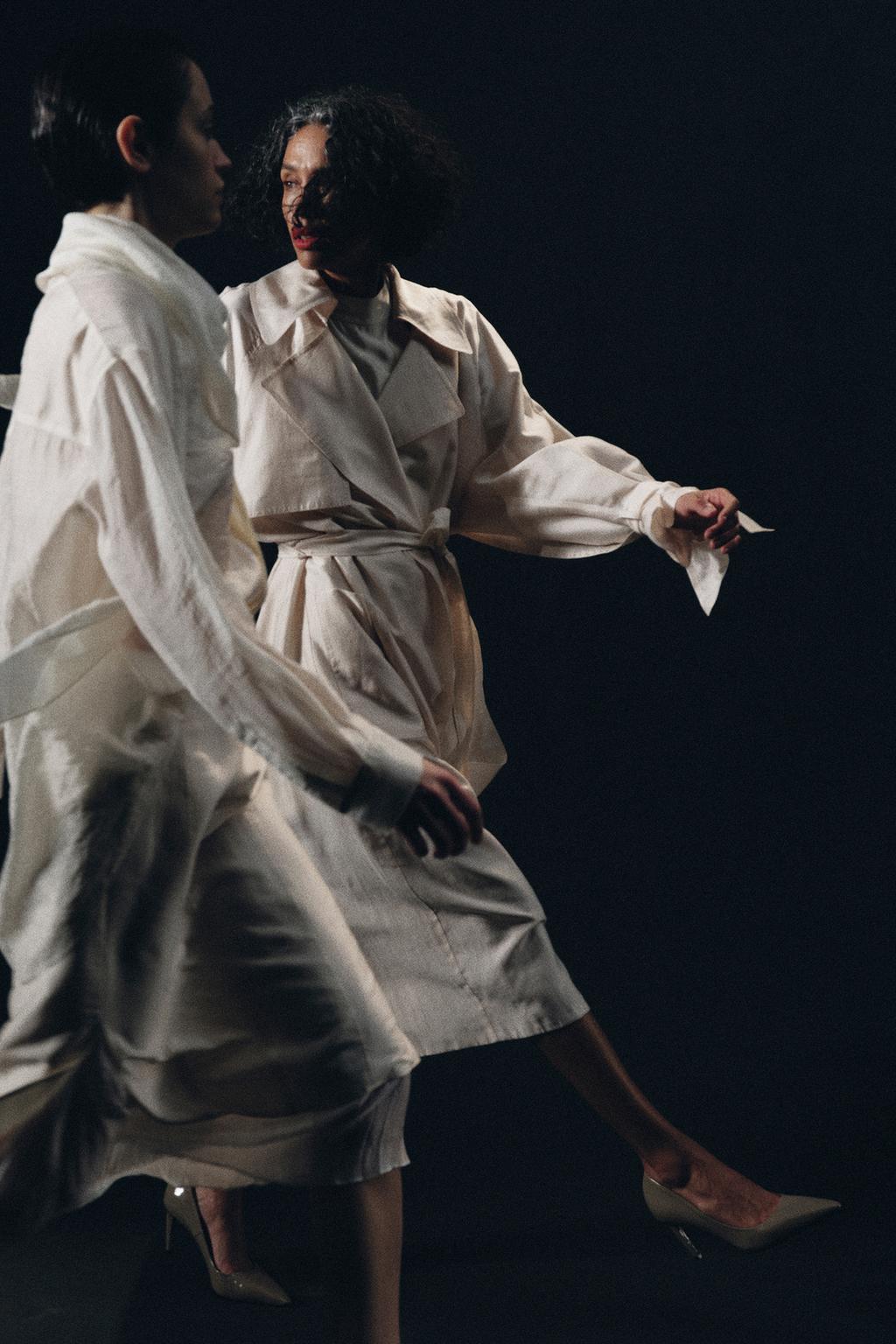 СТРУЯЩИЙСЯ ТРЕНЧ С ПОЯСОМ — коллекция Zara «ZW»