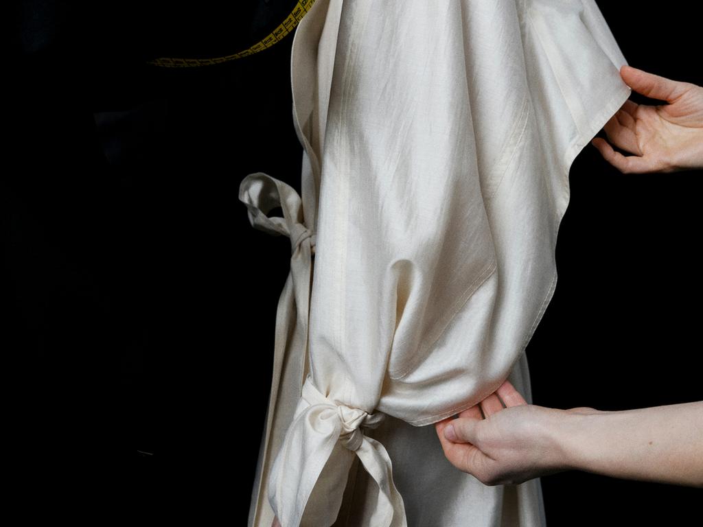 СТРУЯЩИЙСЯ ТРЕНЧ С ПОЯСОМ — коллекция Zara «ZW»