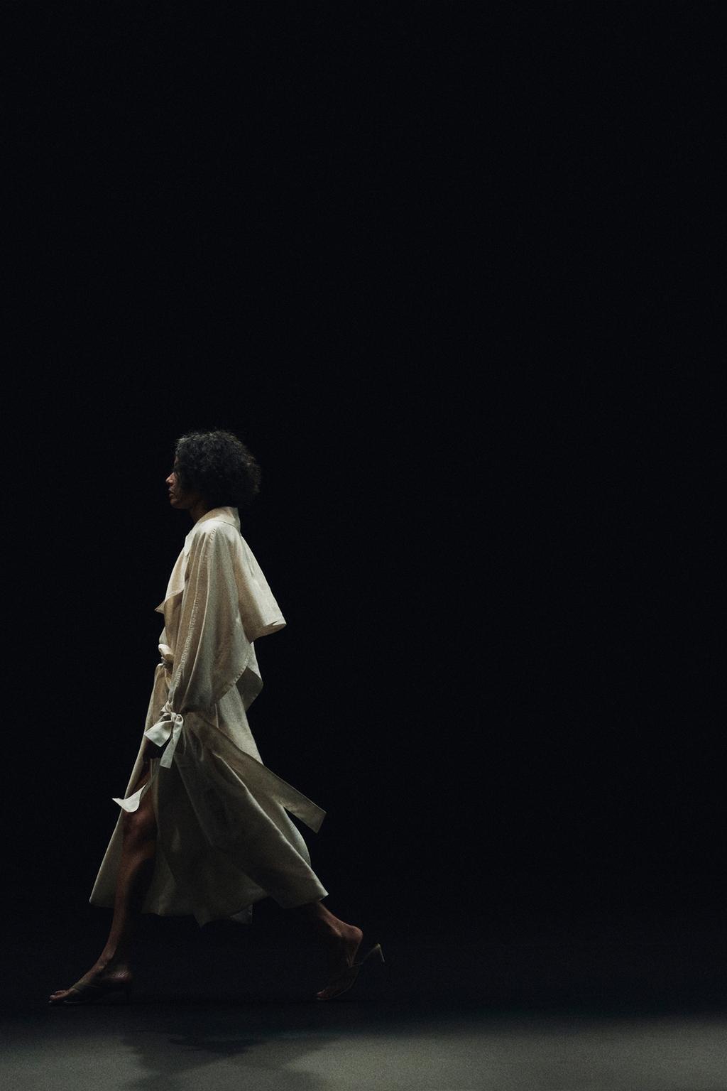 СТРУЯЩИЙСЯ ТРЕНЧ С ПОЯСОМ — коллекция Zara «ZW»