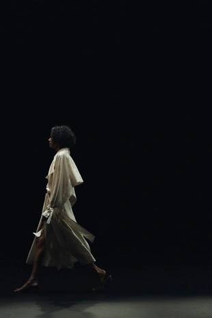 Струящийся тренч с поясом — коллекция Zara «Zw»- Заказать в России