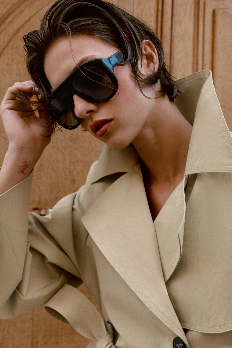 Короткий тренч с поясом и погонами