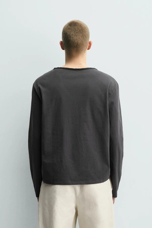 Футболка с асимметричным воротником на пуговицах- Заказать в России