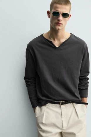 Футболка с асимметричным воротником на пуговицах- Заказать в России