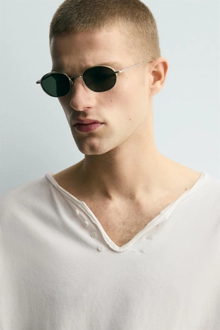 Футболка с широким неправильным воротником- Заказать в России