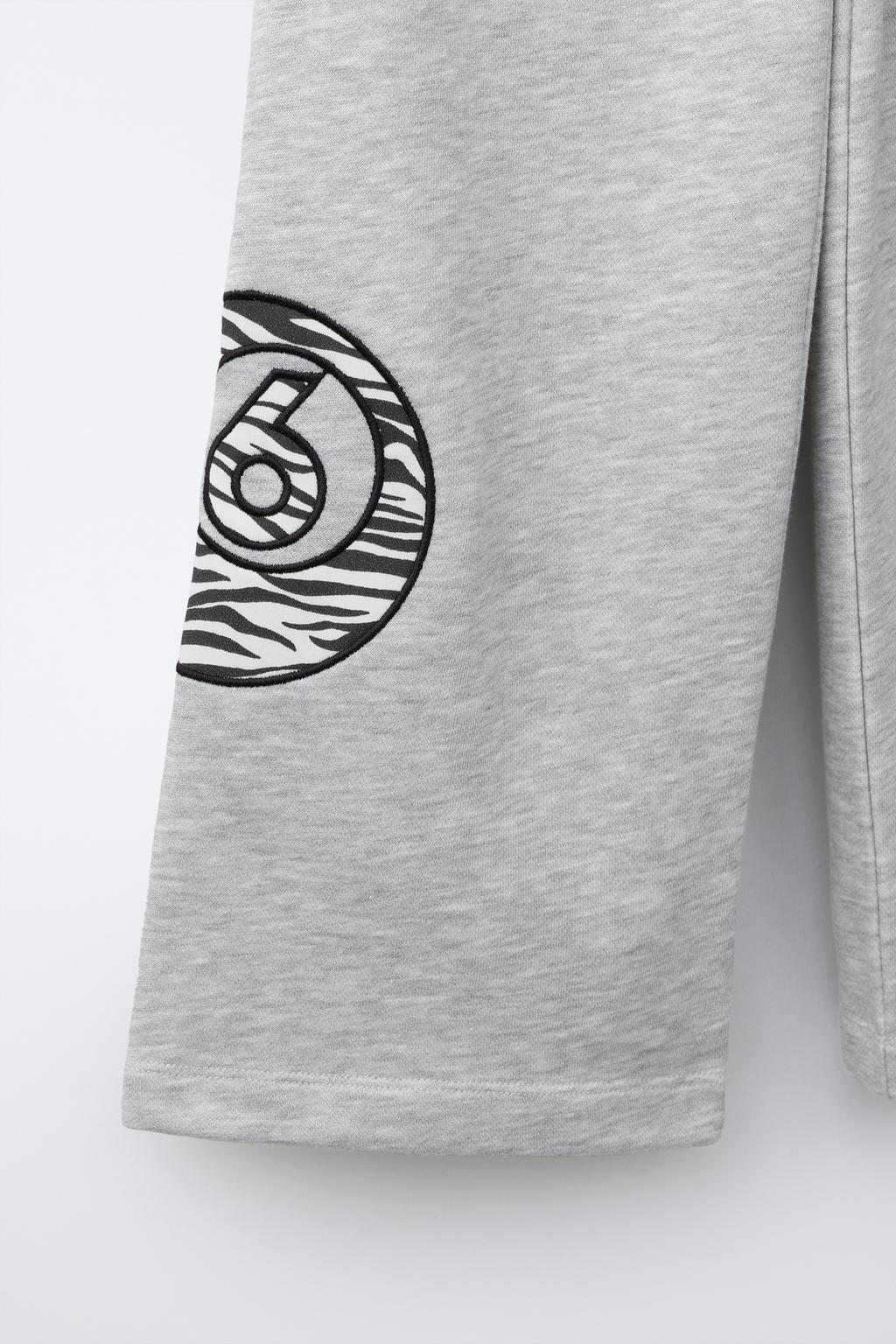 БРЮКИ  ИЗ МЯГКОЙ ТКАНИ С ПРИНТОМ ШАРА ДЛЯ БИЛЬЯРДА