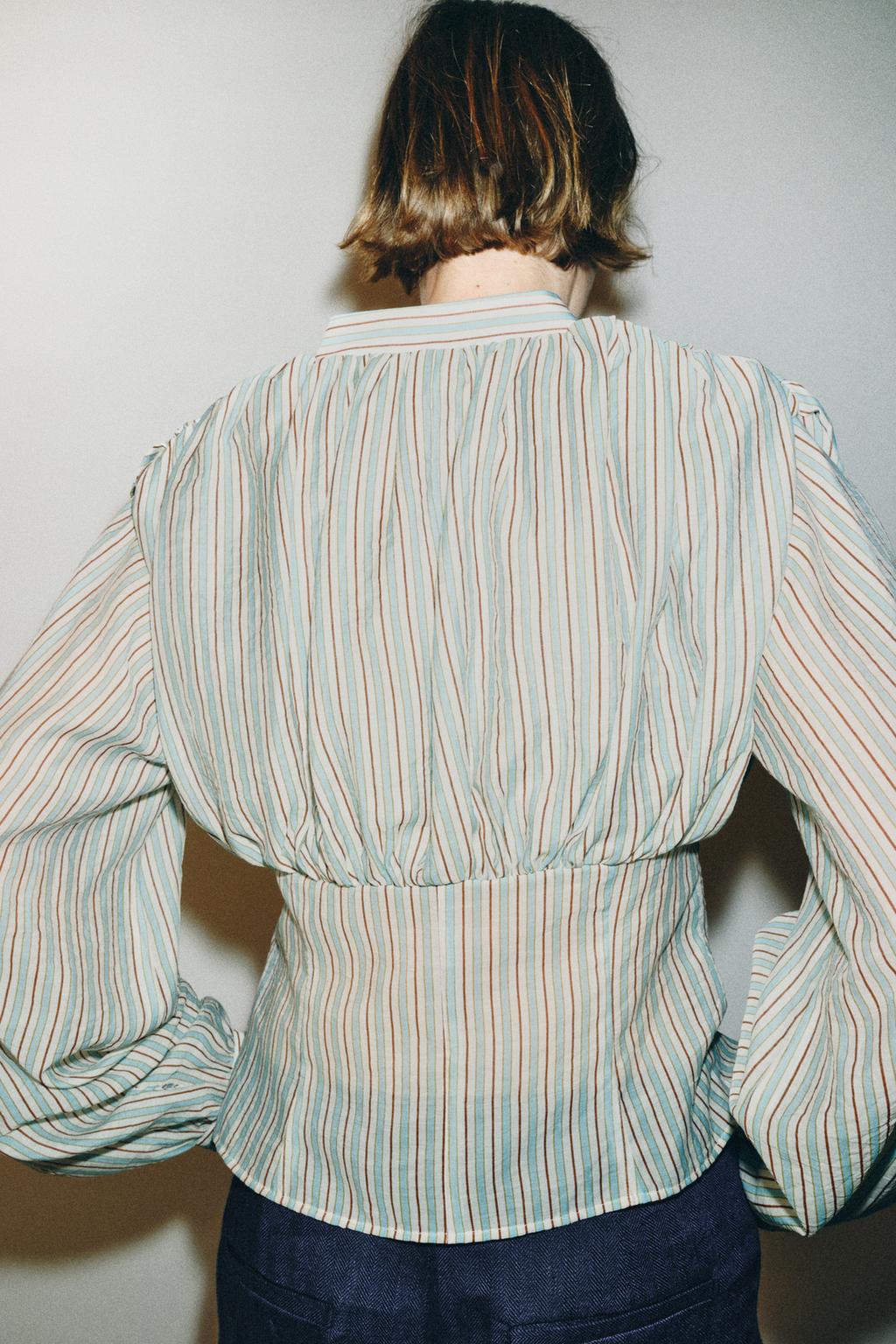 РУБАШКА В ПОЛОСКУ С ПРИТАЛЕННЫМ СИЛУЭТОМ