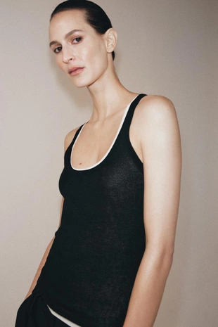 Топ из тонкого трикотажа без рукавов