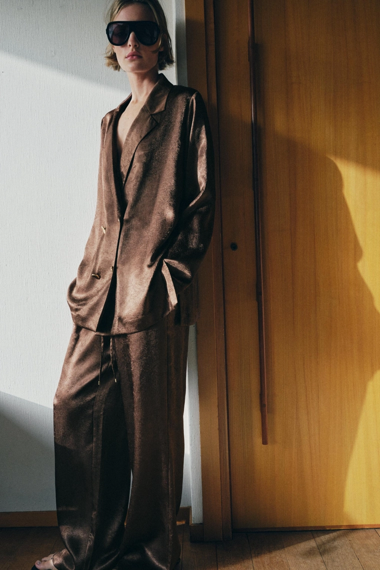 Костюм с кринкл-эффектом из жидкого материала