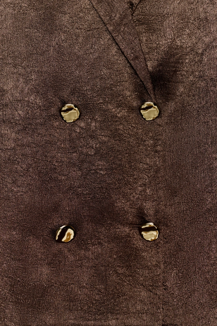 Костюм с кринкл-эффектом из жидкого материала