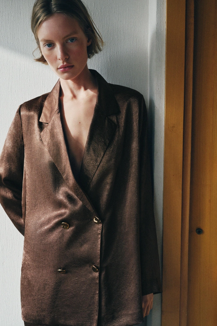 Костюм с кринкл-эффектом из жидкого материала