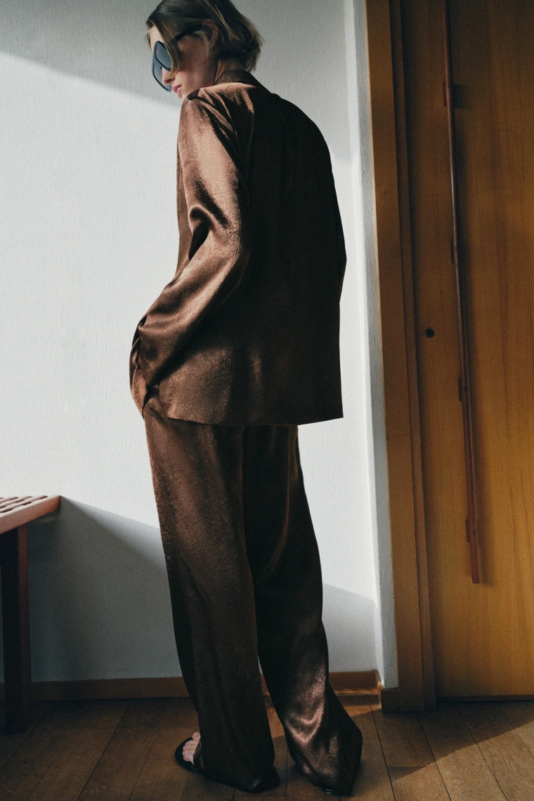 Костюм с кринкл-эффектом из жидкого материала