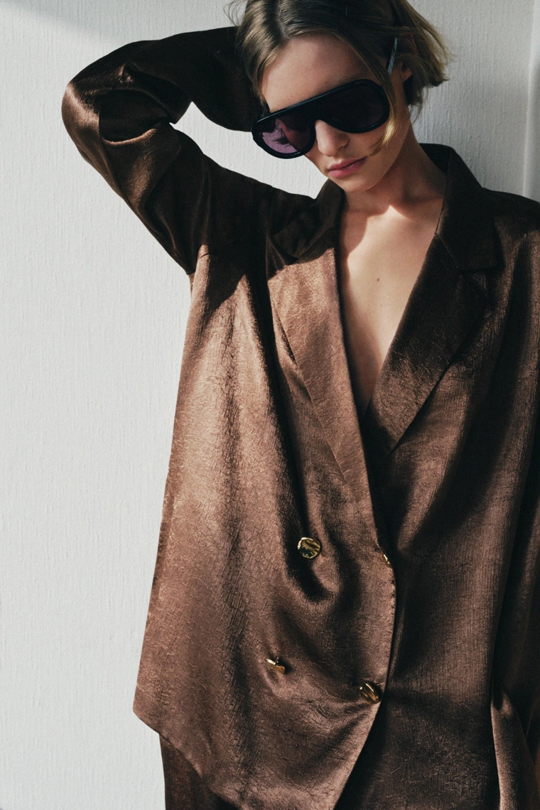 Костюм с кринкл-эффектом из жидкого материала