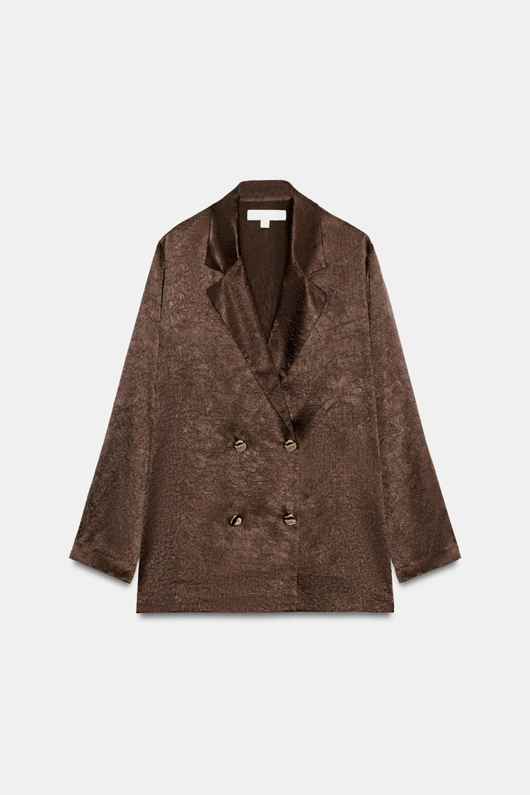 Костюм с кринкл-эффектом из жидкого материала