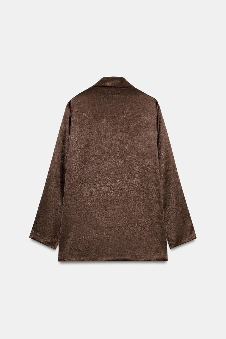 Костюм с кринкл-эффектом из жидкого материала