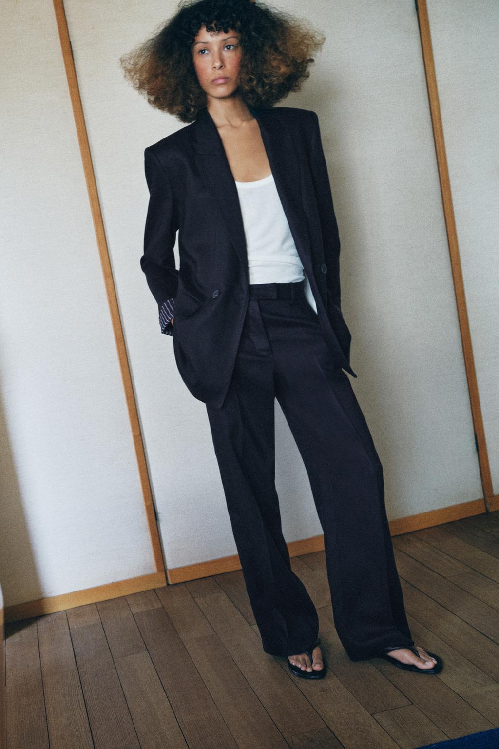 ДВУБОРТНЫЙ БЛЕЙЗЕР ИЗ СМЕСОВОГО ЛЬНА С ПОДВЕРНУТЫМИ РУКАВАМИ