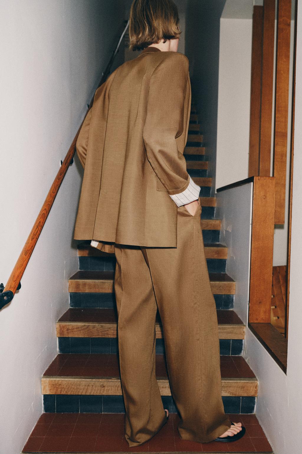 Льняной пиджак с двубортной застежкой и подвёрнутыми рукавами