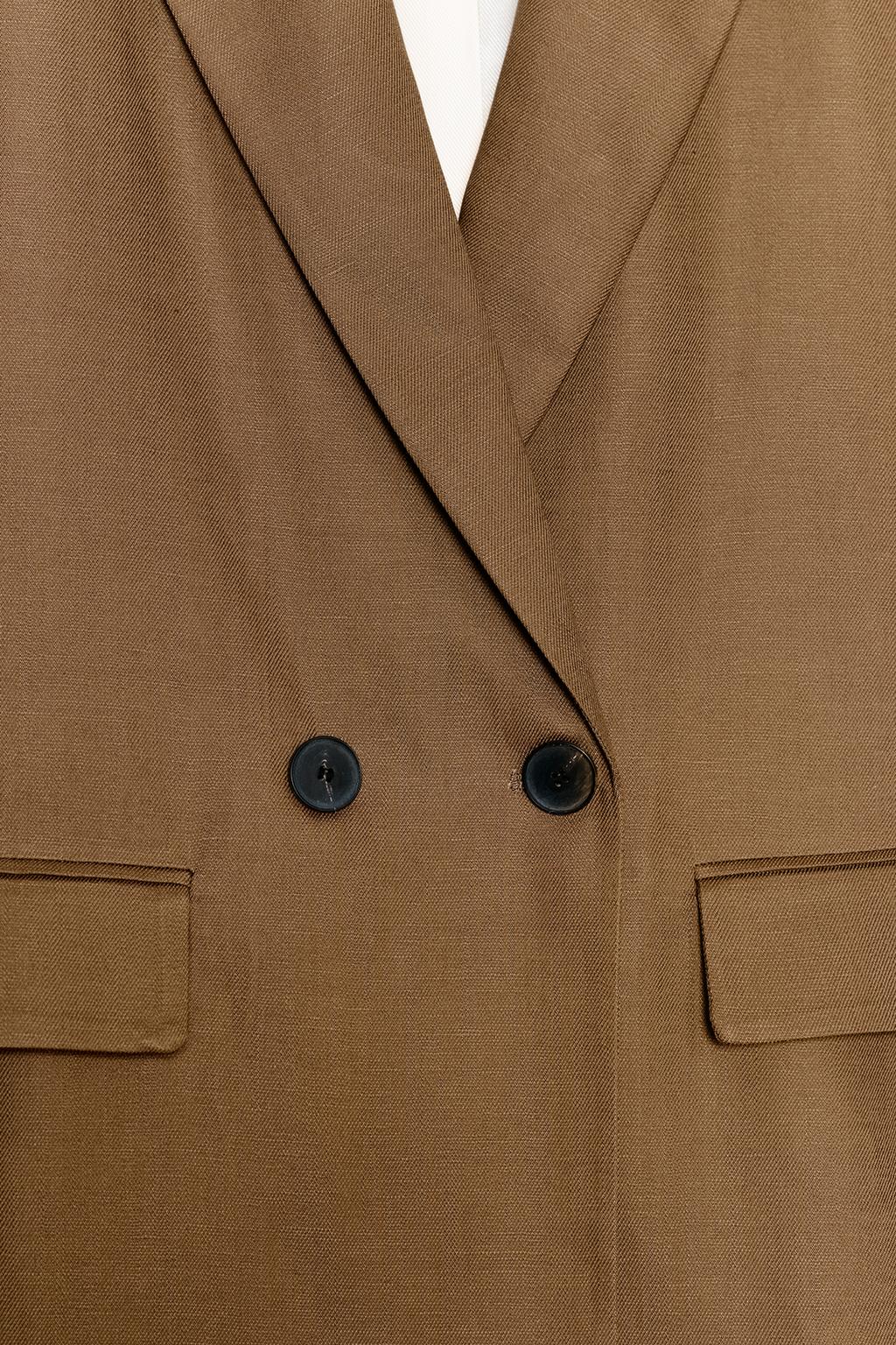 Льняной пиджак с двубортной застежкой и подвёрнутыми рукавами