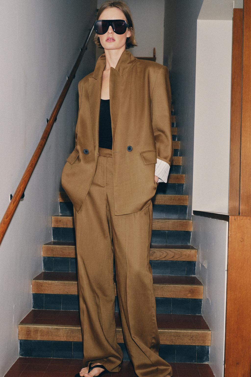 Льняной пиджак с двубортной застежкой и подвёрнутыми рукавами