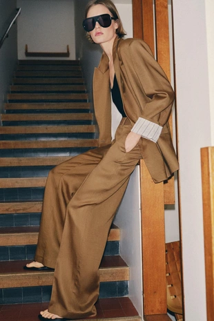 Льняной пиджак с двубортной застежкой и подвёрнутыми рукавами- Заказать в России