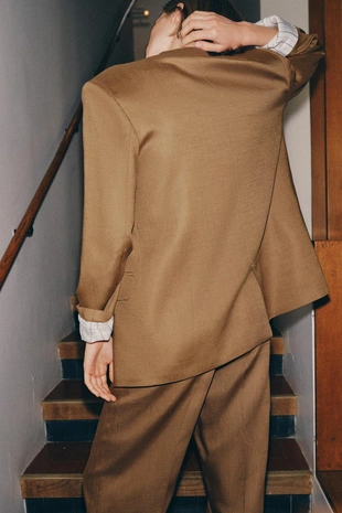 Льняной пиджак с двубортной застежкой и подвёрнутыми рукавами- Заказать в России