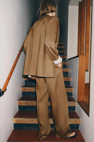 Льняной пиджак с двубортной застежкой и подвёрнутыми рукавами- Заказать в России