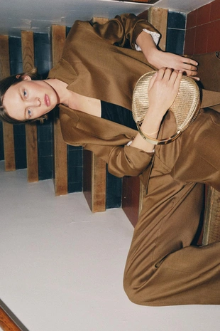 Льняной пиджак с двубортной застежкой и подвёрнутыми рукавами- Заказать в России