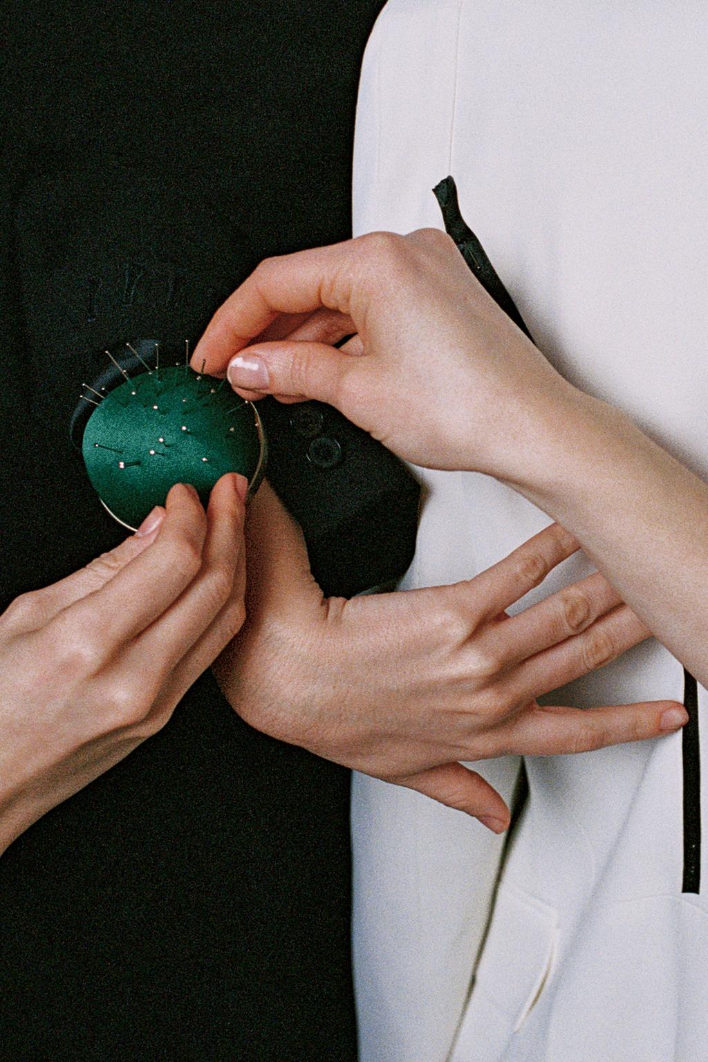 ДВУБОРТНЫЙ БЛЕЙЗЕР С ПОДПЛЕЧНИКАМИ — коллекция Zara «ZW»