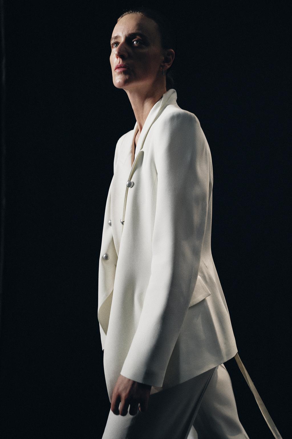 ДВУБОРТНЫЙ БЛЕЙЗЕР С ПОДПЛЕЧНИКАМИ — коллекция Zara «ZW»