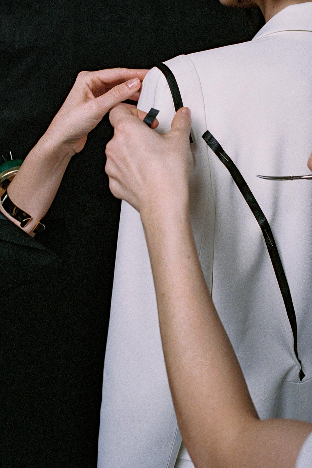 ДВУБОРТНЫЙ БЛЕЙЗЕР С ПОДПЛЕЧНИКАМИ — коллекция Zara «ZW»