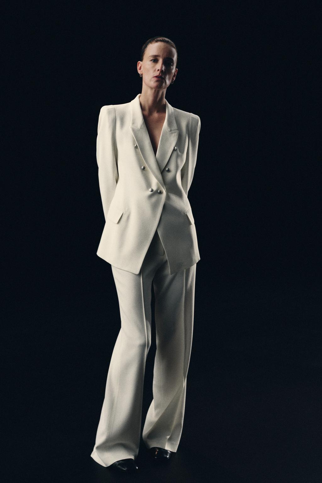 ДВУБОРТНЫЙ БЛЕЙЗЕР С ПОДПЛЕЧНИКАМИ — коллекция Zara «ZW»