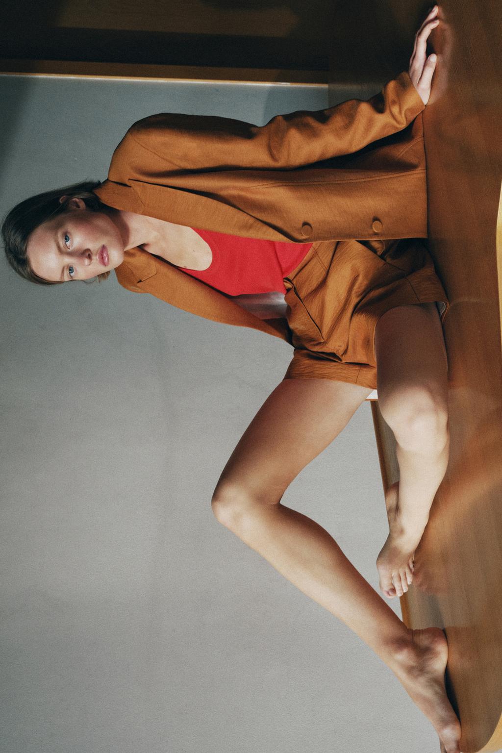 БЛЕЙЗЕР ИЗ СМЕСОВОГО ЛЬНА С ОБТЯНУТЫМИ ПУГОВИЦАМИ