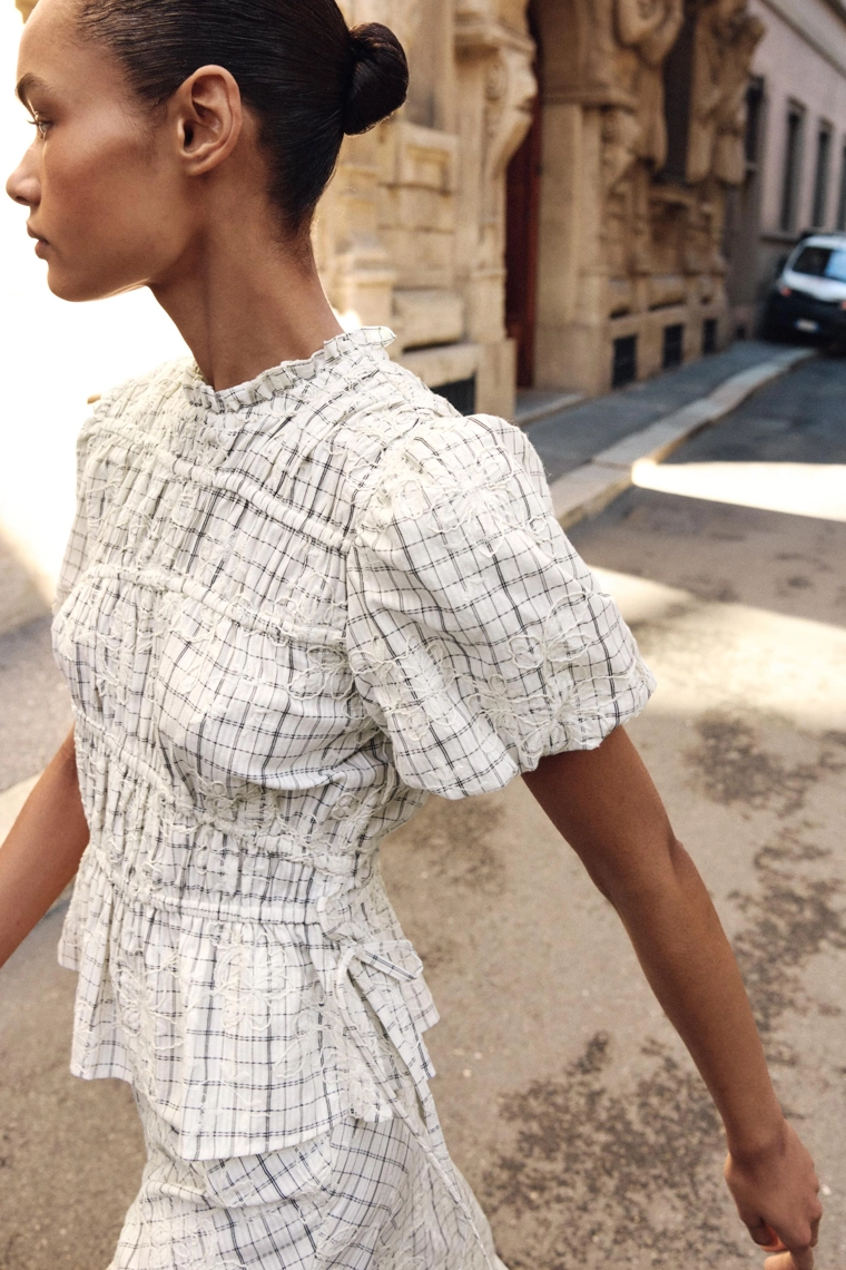 Топ в клетку с вышивкой и бантами